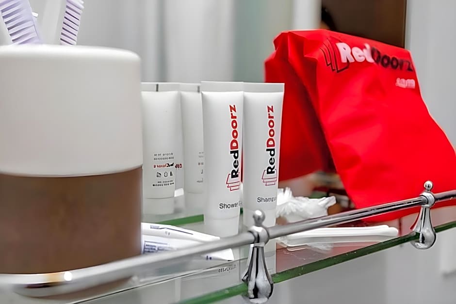 RedDoorz Near Baclay Drive Super Metro