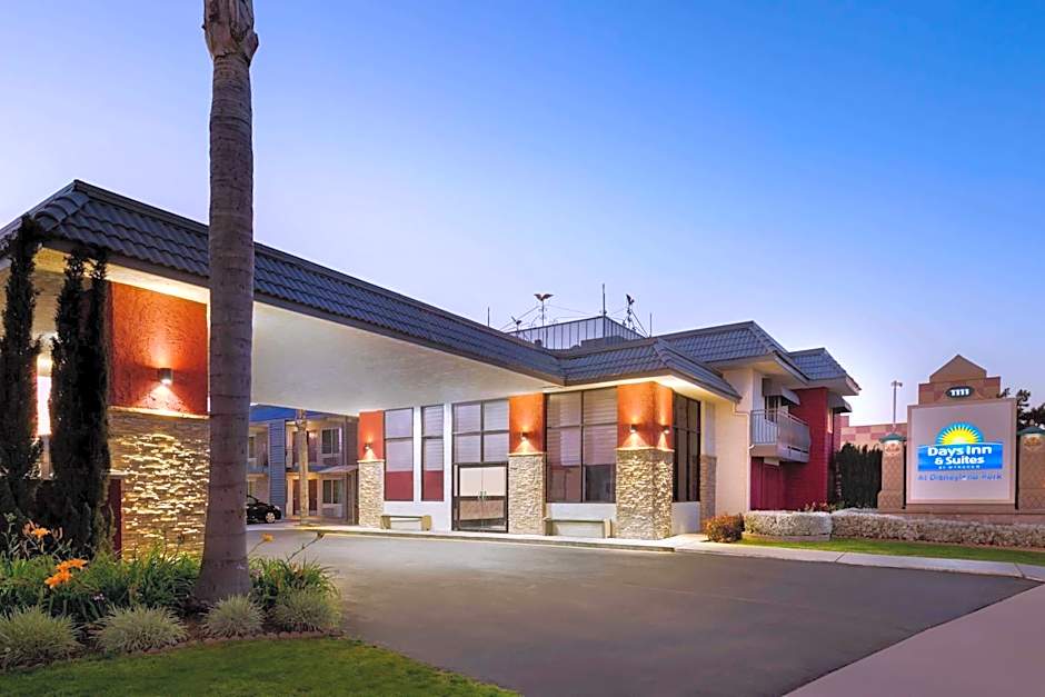 Days Inn & Suites by Wyndham Anaheim At Disneyland Park