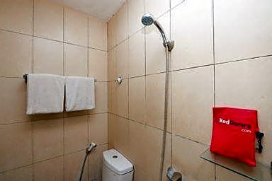 RedDoorz Plus @ Singosari Raya