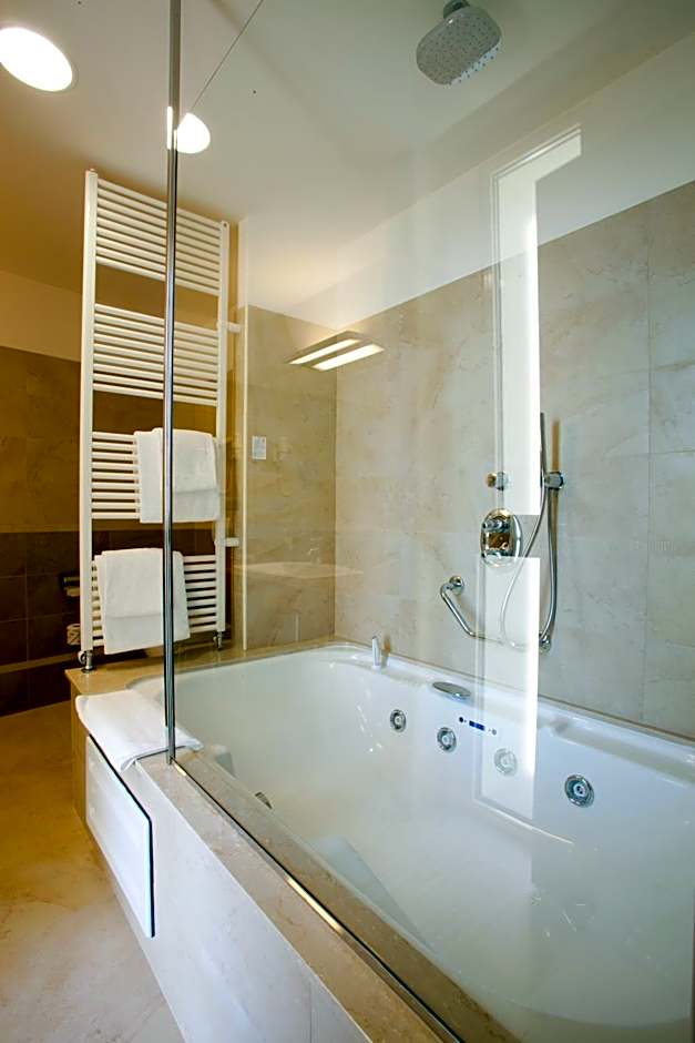 Breaking Business Hotel