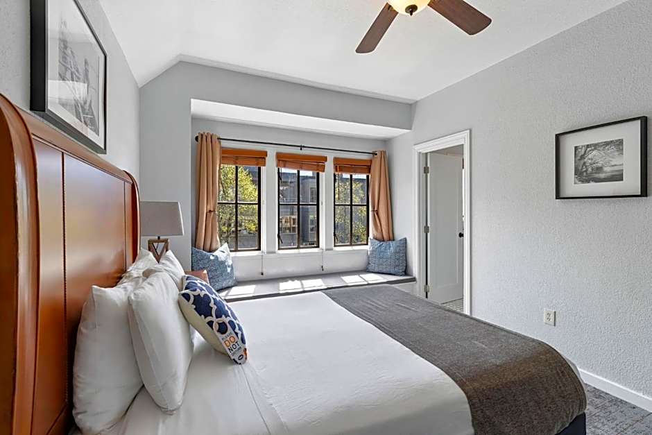 College Inn Hotel