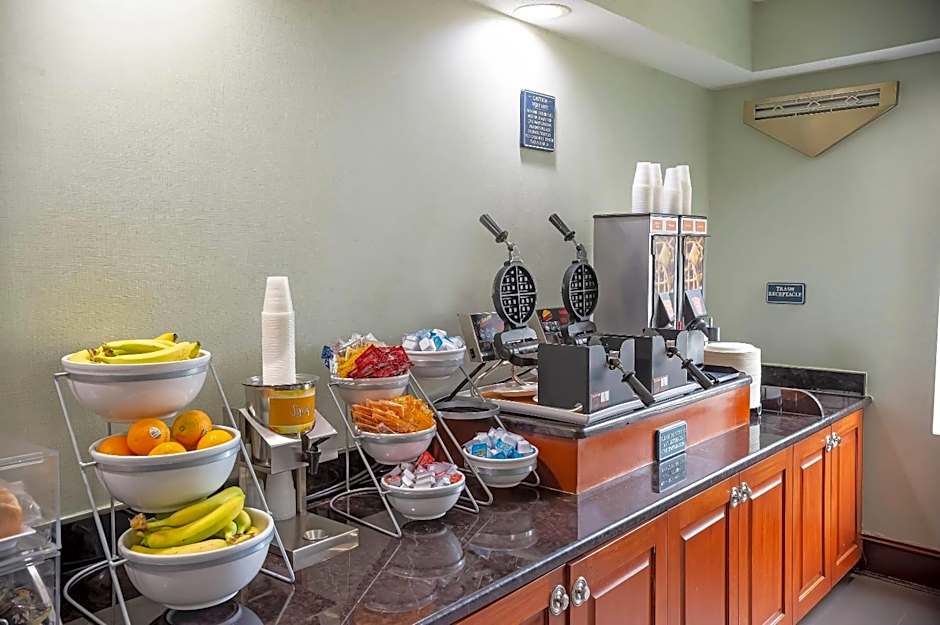 Comfort Suites Outlet Center