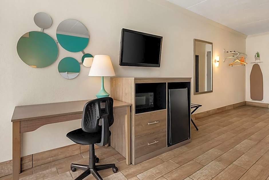 Howard Johnson Hotel by Wyndham Toms River