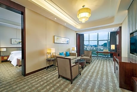 deluxe suite, 1 bedroom larger suite, 1 king, mountain view, high floor