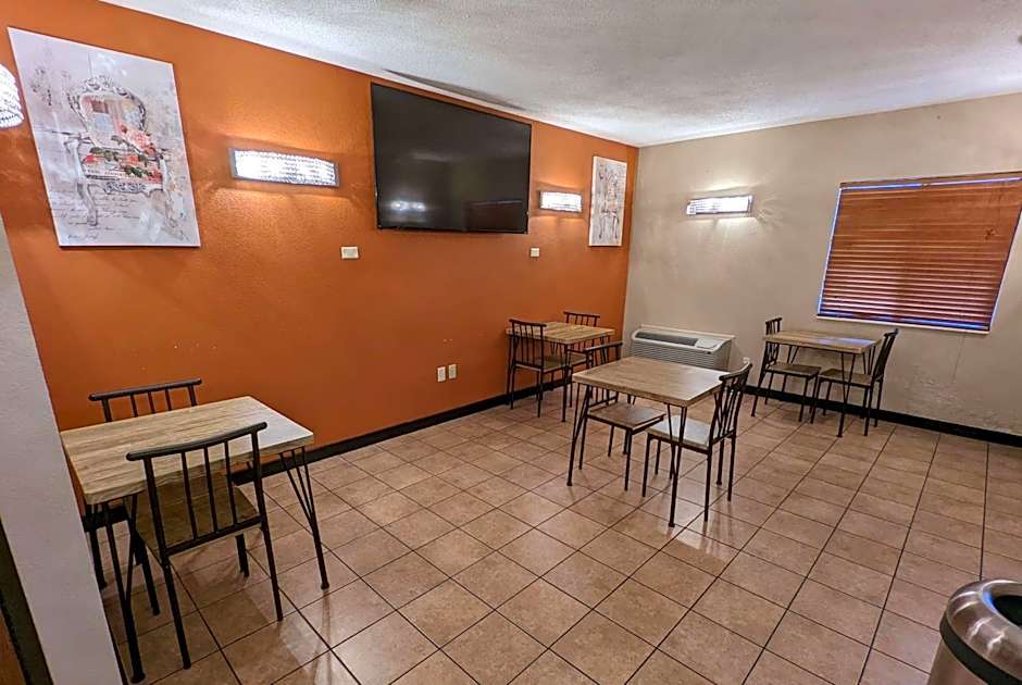 Super 8 by Wyndham Wichita North