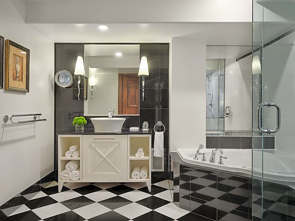 Le Place d Armes Hotel Suites