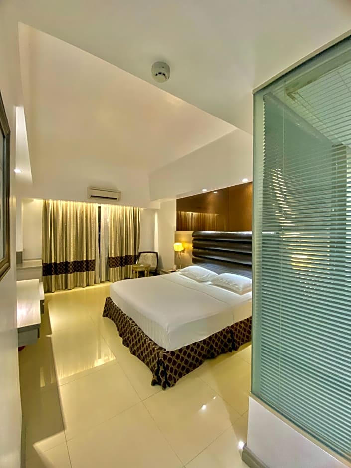 Photo 1 of 18 of Deluxe 1 King Bed, Bathtub