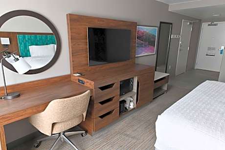King Room with Accessible Tub - Mobility and Hearing Access/Non-Smoking