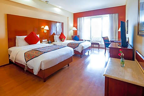Lalit Deluxe Room King Bed (Enjoy Happy Hours with 1+1 offer on Alcoholic Beverages, Soft Beverages)