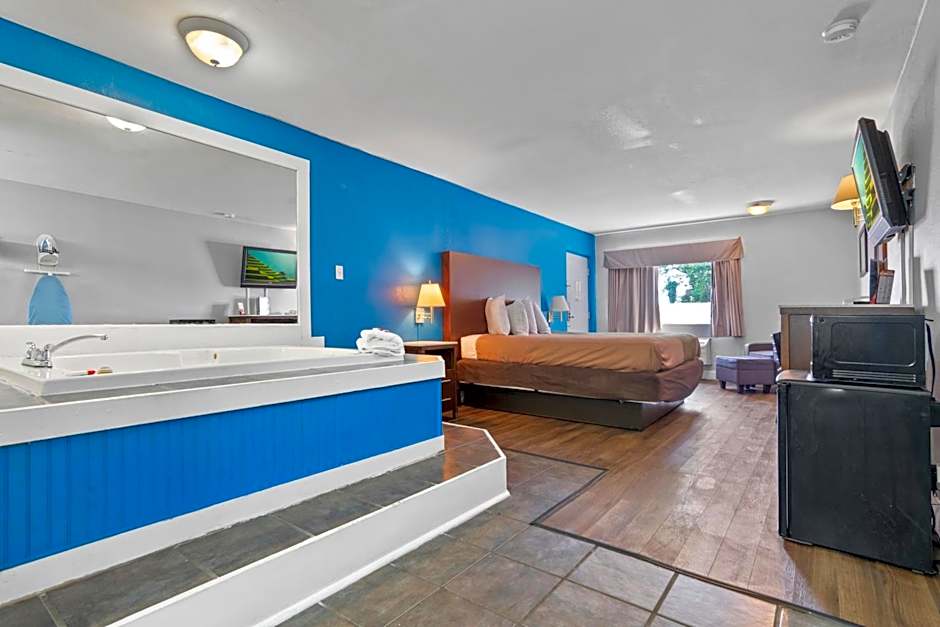 Econo Lodge Inn & Suites I-64 & Us 13