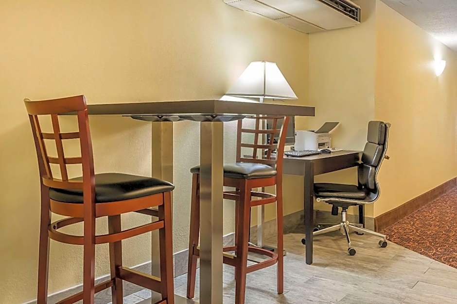 Quality Inn & Suites Pittsburgh Harmarville