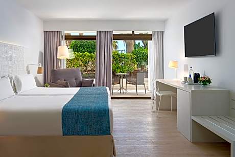 Double infinity pool 3 adults