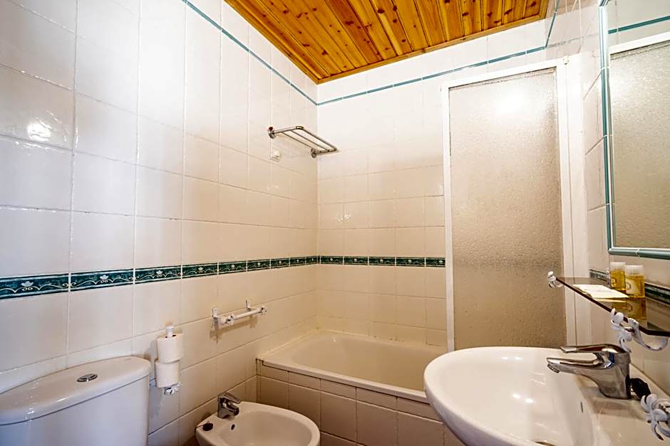 Hotel Mar e Sol VNMF by Umbral