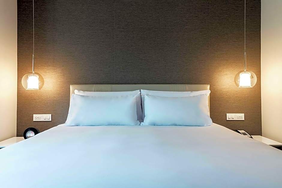 SORO Montevideo, Curio Collection by Hilton