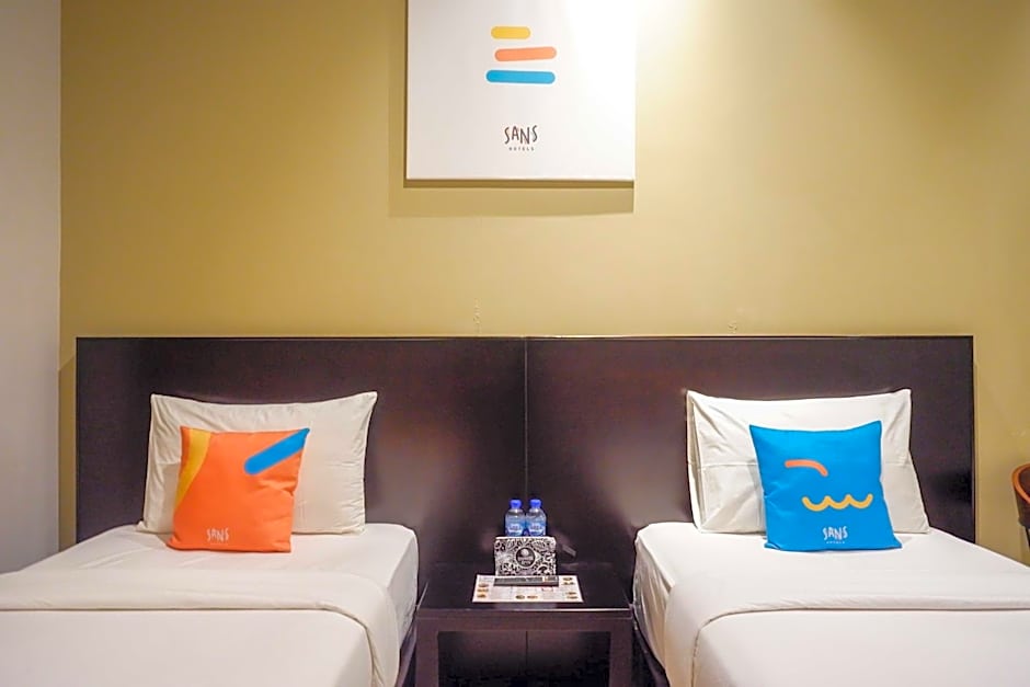 Sans Hotel Empress Simpang Lima