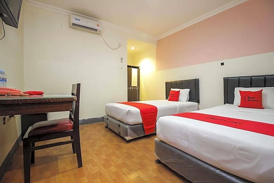 RedDoorz near Bethesda Manado