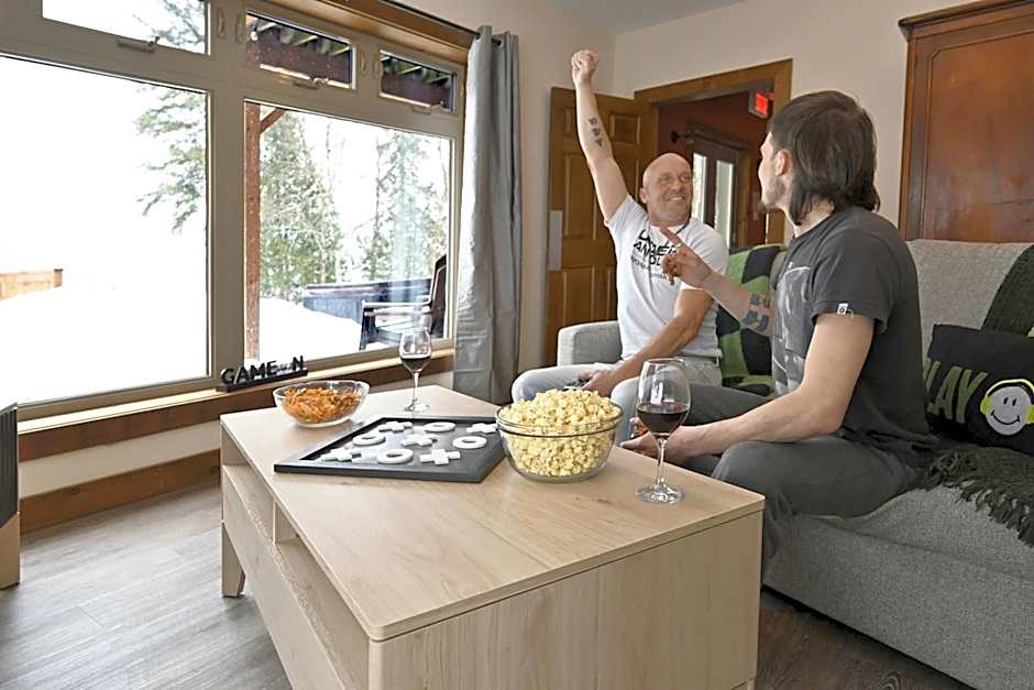 Front RIVER private BEACH 2 HOT TUBS 15 p SAUNA