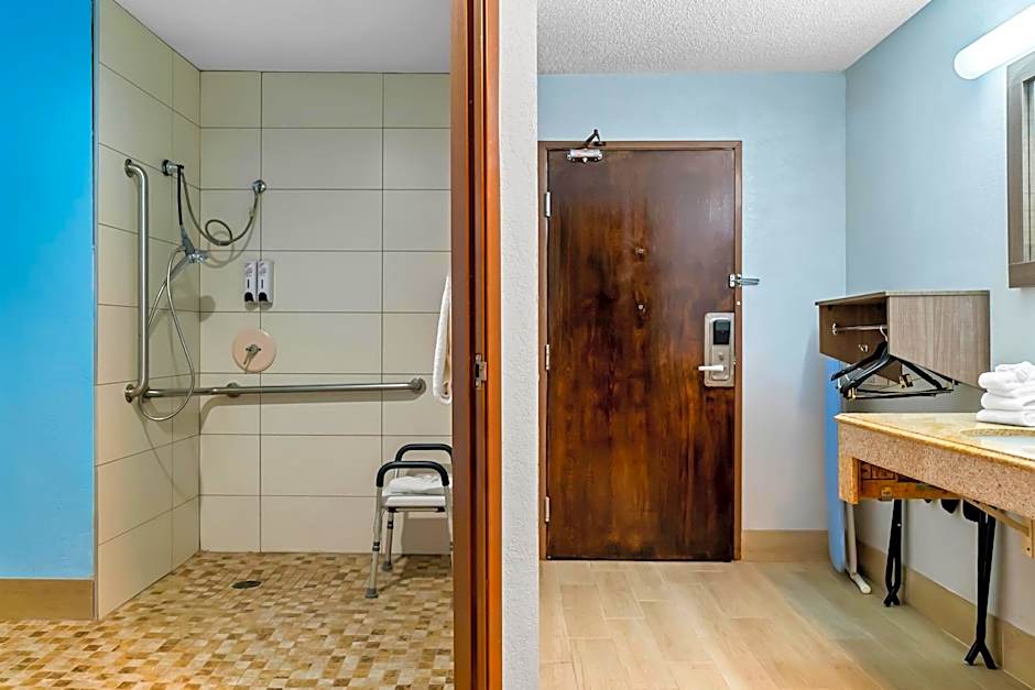 HomeTowne Studios by Red Roof Flint