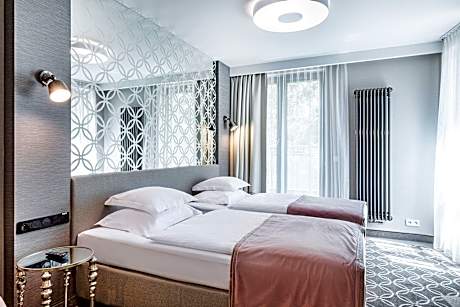 Classic Double or Twin Room Non Smoking (1 Queen Bed)