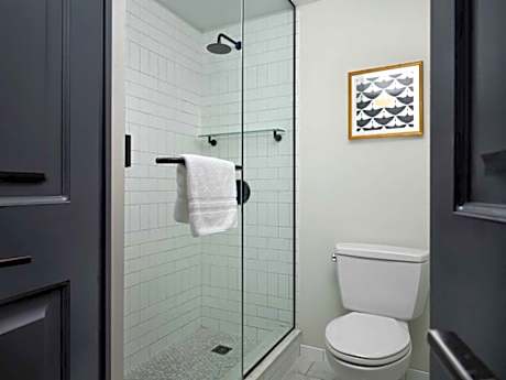 1 Queen Petite Room
