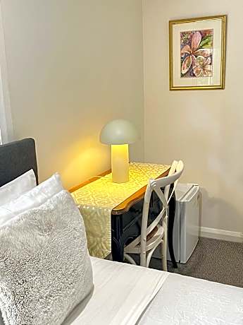 Deluxe Twin Room with Shared Bathroom
