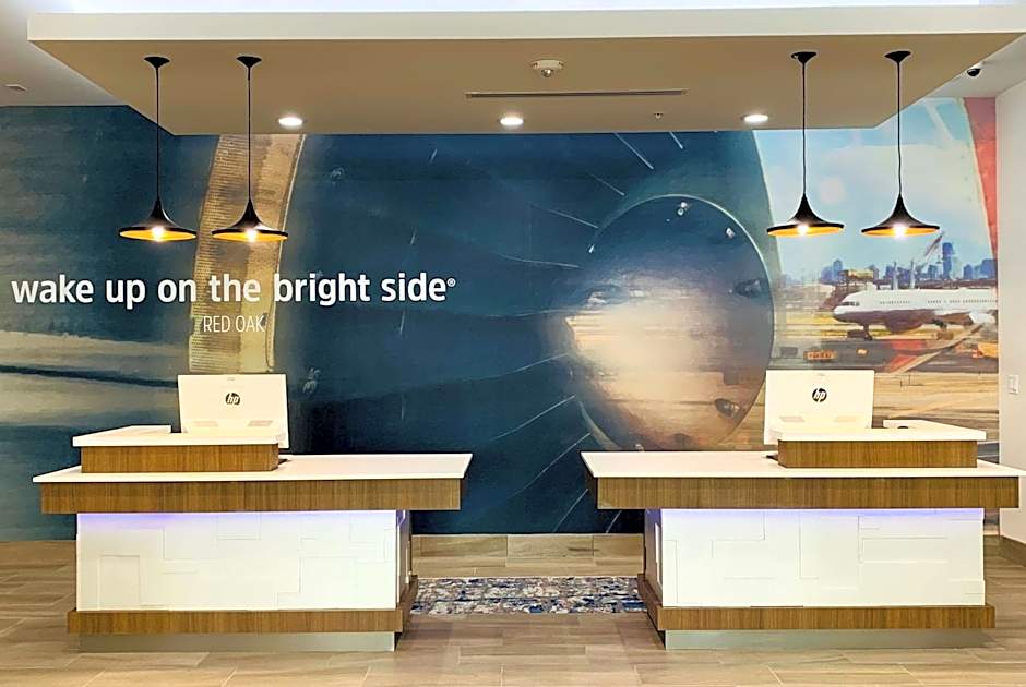La Quinta Inn & Suites by Wyndham-Red Oak TX IH-35E