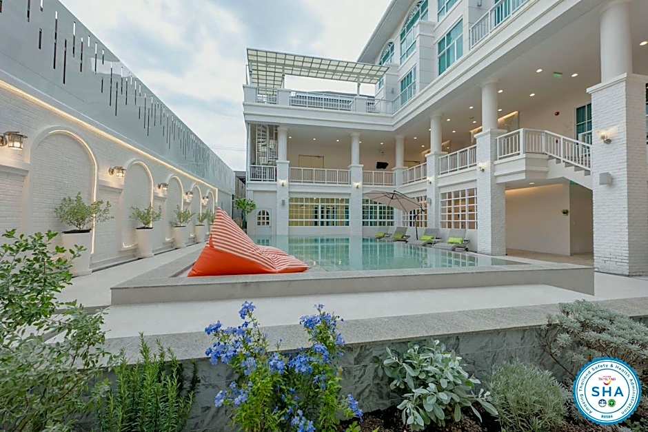 De Hug Hotel and Residence