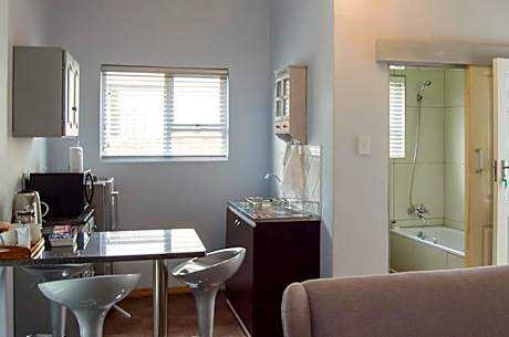 Deluxe Queen Suite