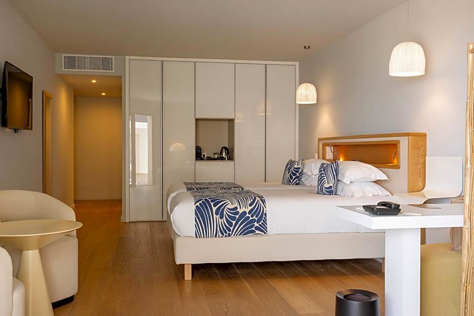 Foto 1 de 8 de Superior Suite with a double bed or 2 single beds, view of sea and pool