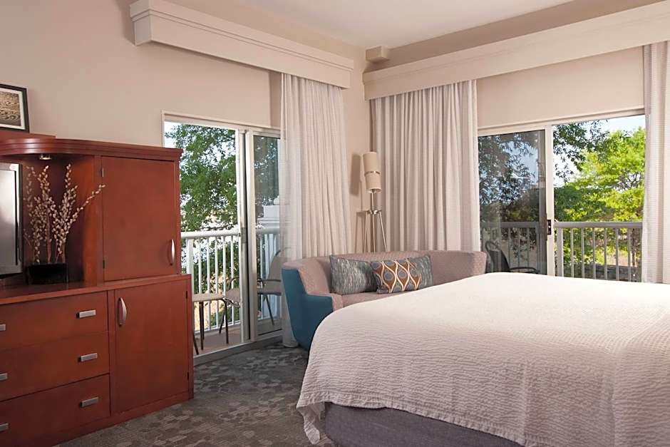 Courtyard by Marriott Charleston Waterfront