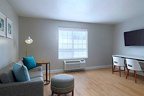 1 Bedroom Suite, 1 Queen, Sofa bed