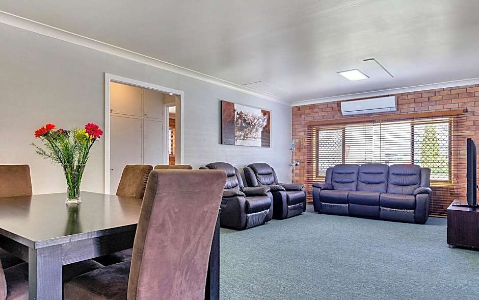Photo 1 of 4 of 3 Bedroom Apartment