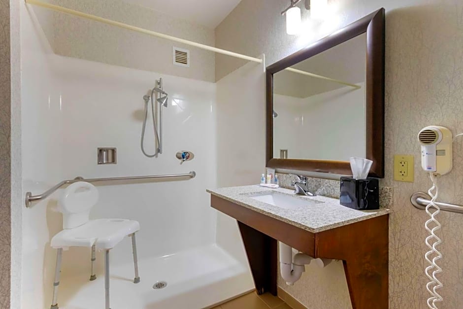 Comfort Inn & Suites Market - Airport