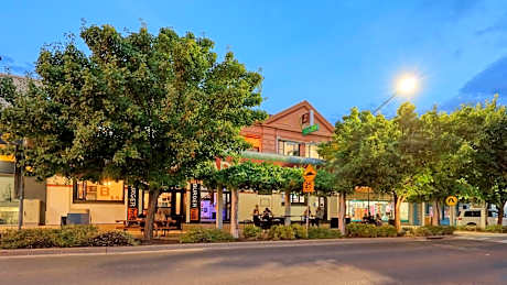 Broadway Hotel