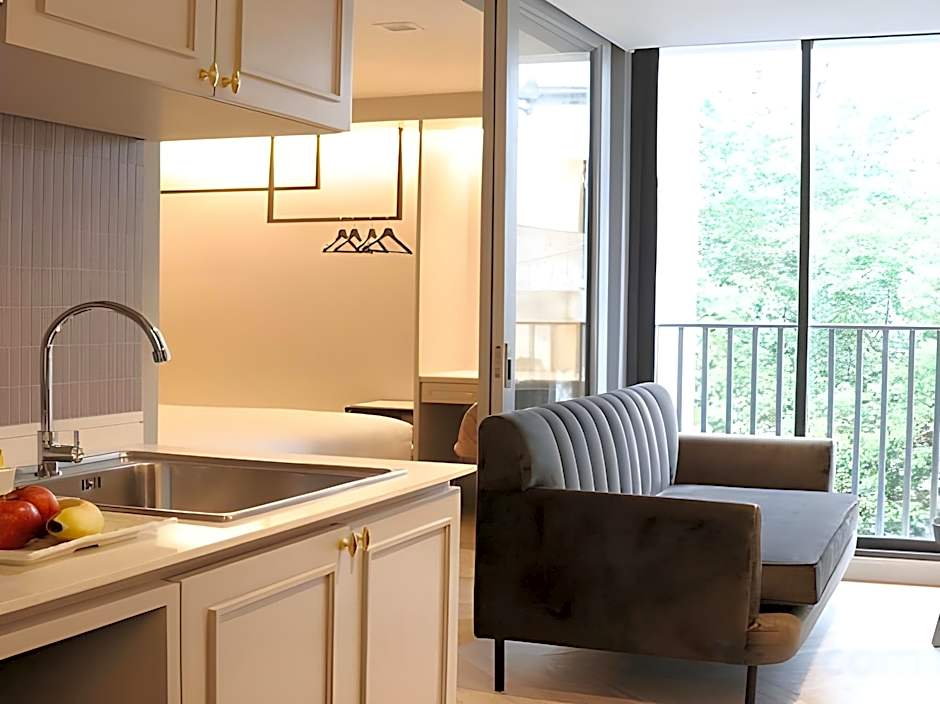 The Quarter Ploenchit by UHG