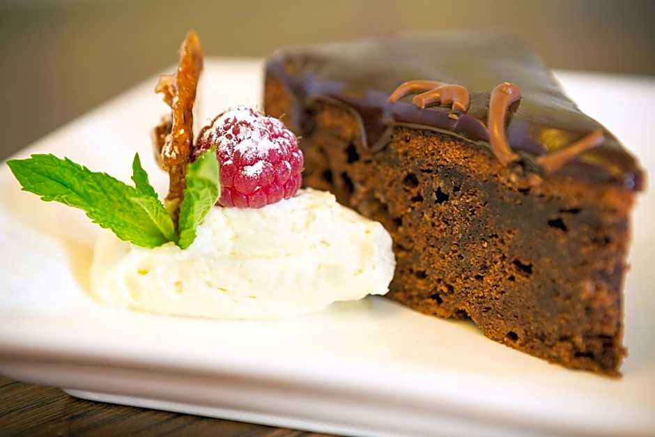 The Lounge Hotel & Bar