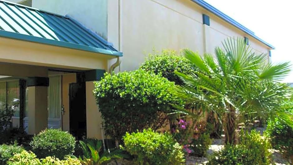 Super Inn & Suites
