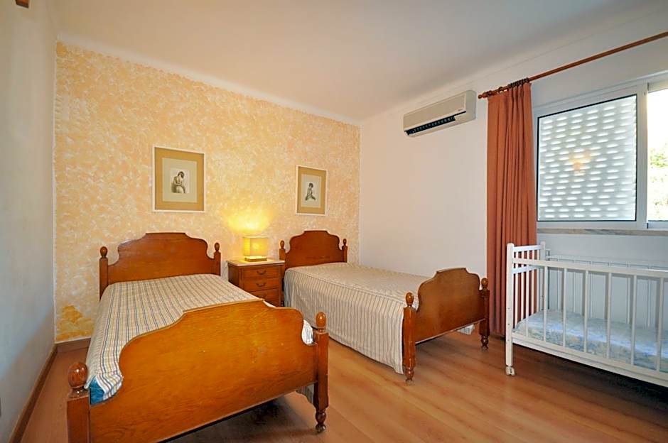 Stylish and well-equipped, private pool, close to amenities, free AC Wifi