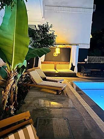 Apartment with Pool View