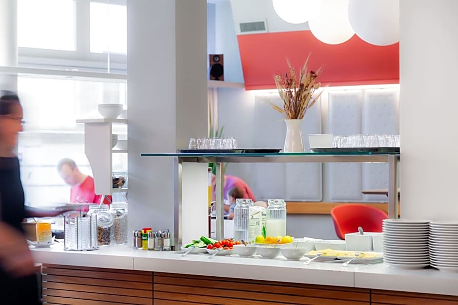 Hotel Marta - 1950's architecture in Zurich's vibrant old town, near main station