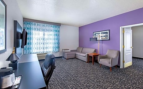 1 King Bed Suite Non-Smoking