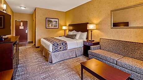 King Suite with Bath Tub and Sofa - Disability/Non-Smoking