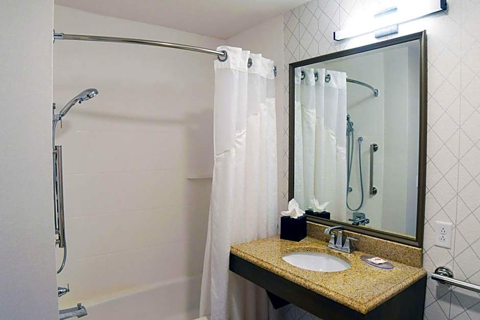 Comfort Inn & Suites NW Milwaukee