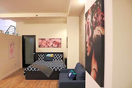 2 Queen Beds Bi-Level Suite Non-Smoking