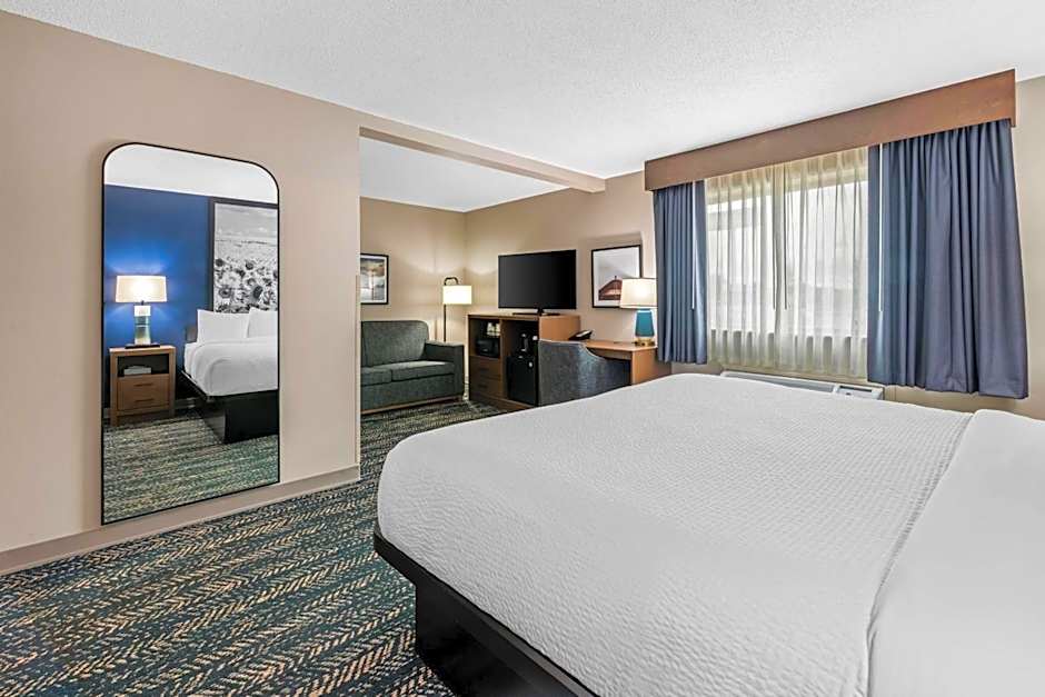 1 King Bed Suite — 13 fotoğraftan 1. fotoğraf