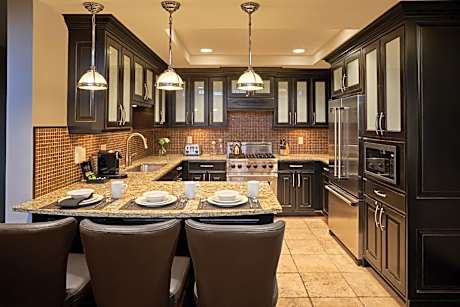 Three-Bedroom Bi-Level King Room with Three King Beds