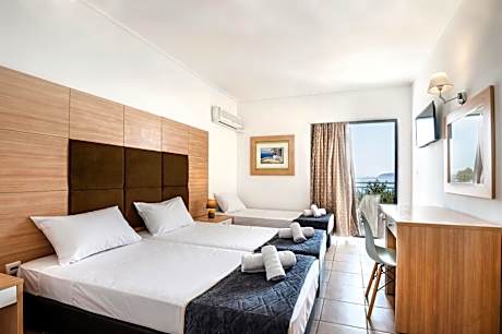 Triple Room with Sea View