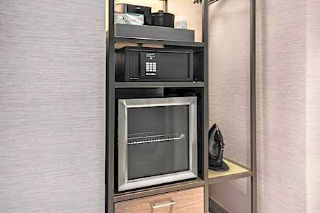 1 Bedroom Suite, 1 King, Sofa bed