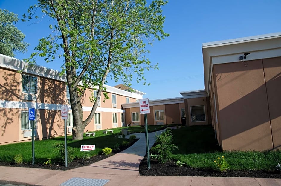 Aashram Hotel by Niagara River