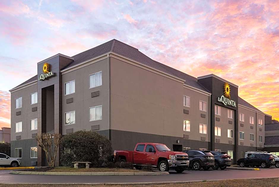 Photo 1 of 35 of La Quinta Inn & Suites by Wyndham Knoxville Airport